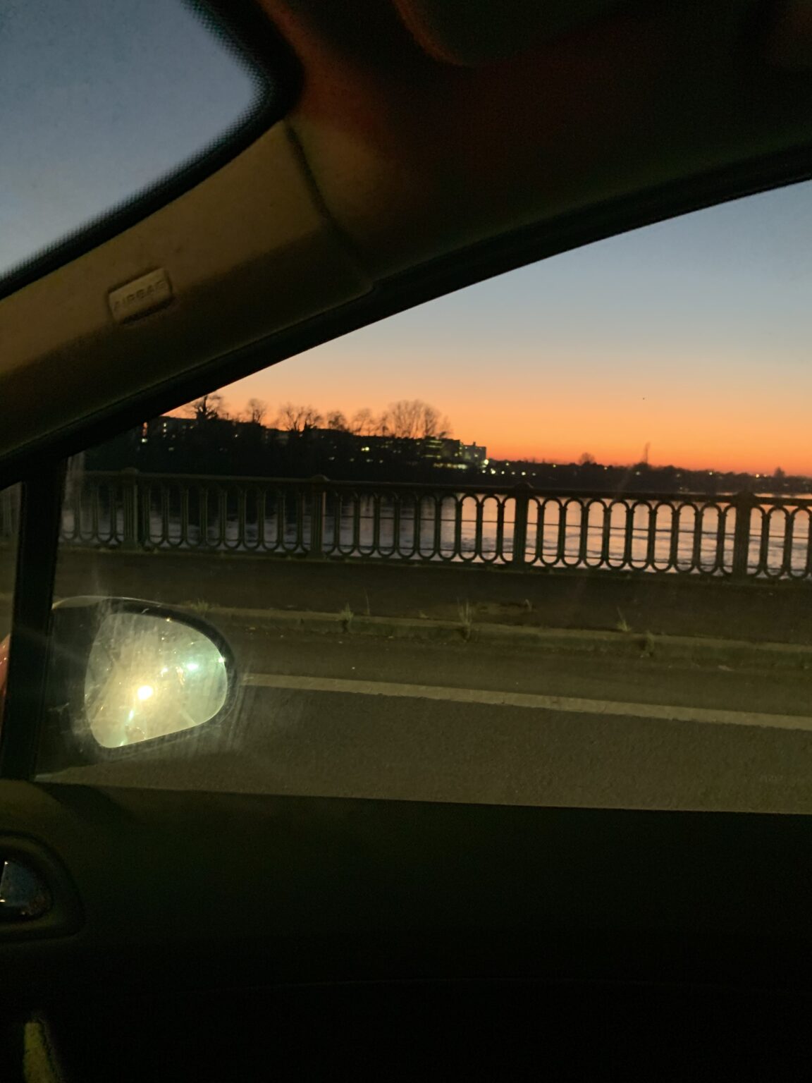 Le pont au crépuscule est un doute sur l'existence