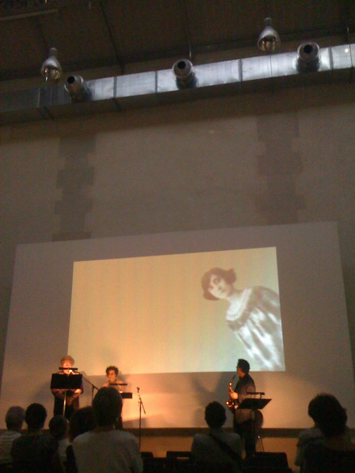 [Où étais-je le... ?] 11 juin 2010, devant une performance au 104 à Paris