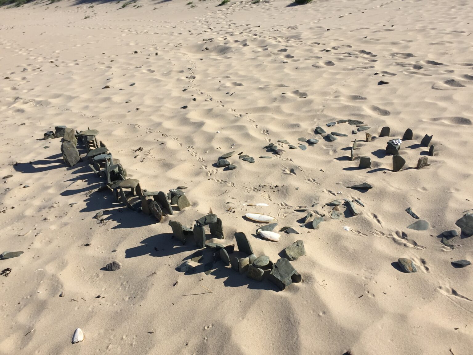 [Où étais-je le... ?] 04 juillet 2019, devant un mini Stonehenge à Barneville-Carteret (Cotentin)