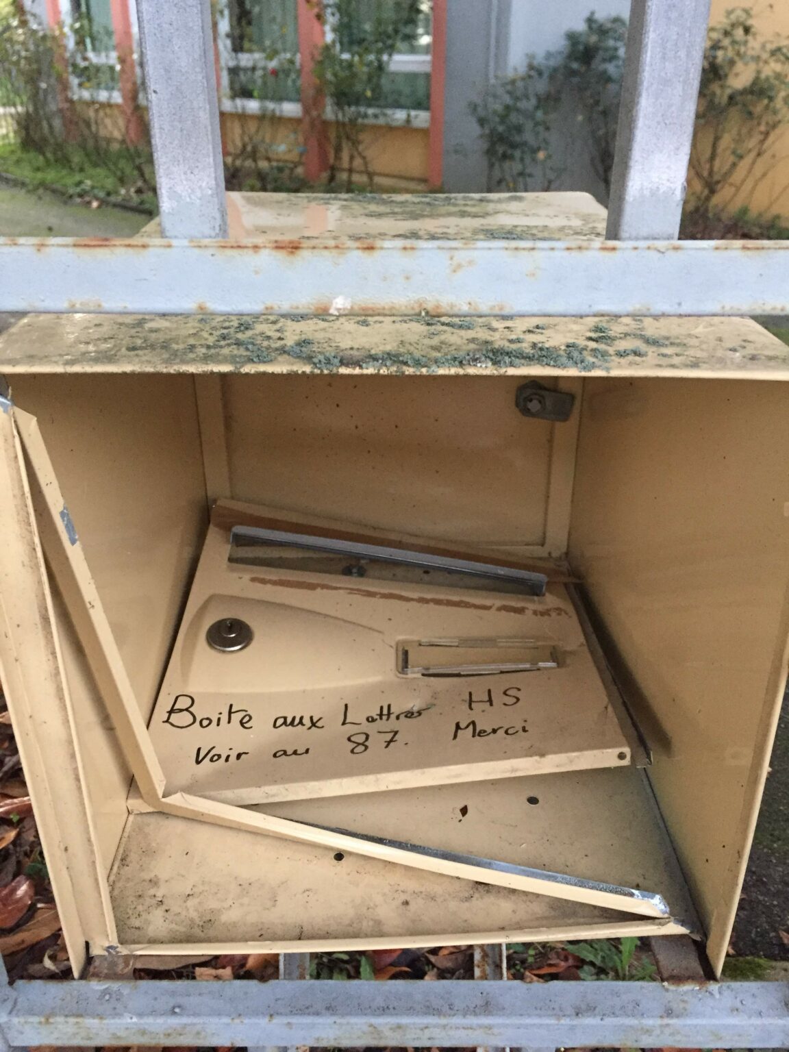 [Où étais-je le... ?] 08 octobre 2019, à Nantes, devant une boîte aux lettres qui m'a fait rire avec...