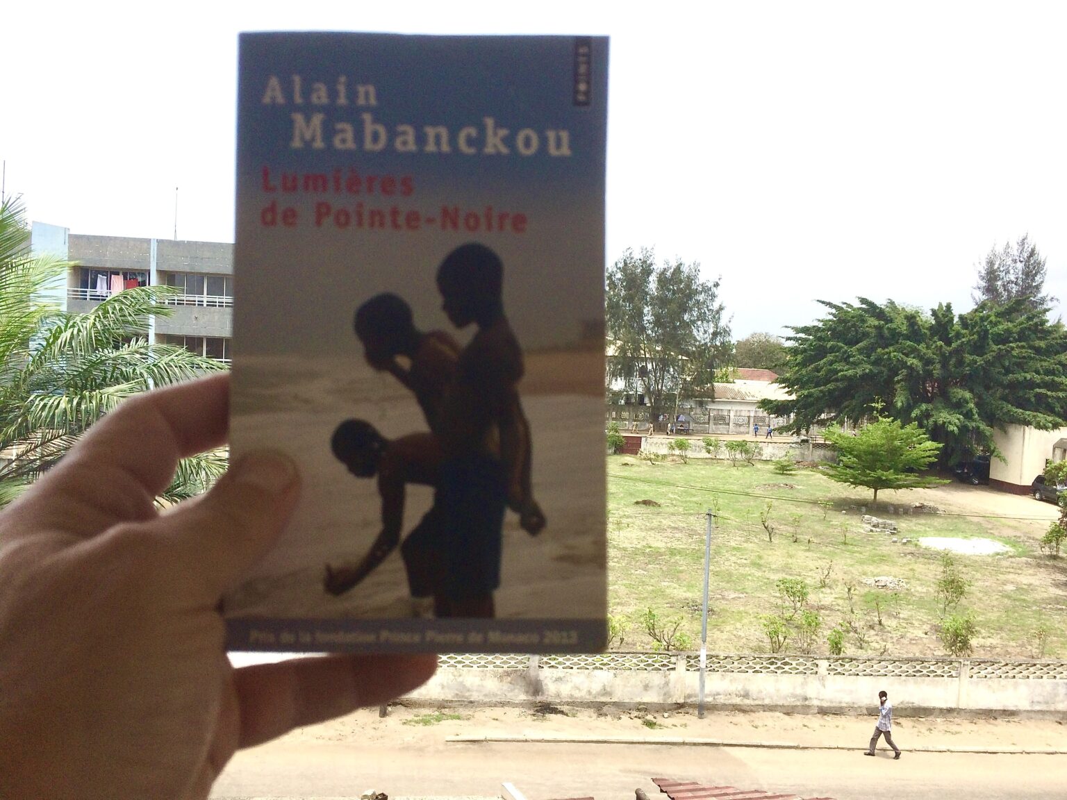 [Où étais-je le... ?] 24 octobre 2017, à Pointe Noire (Congo) lisant un livre dans la pièce où Alain...