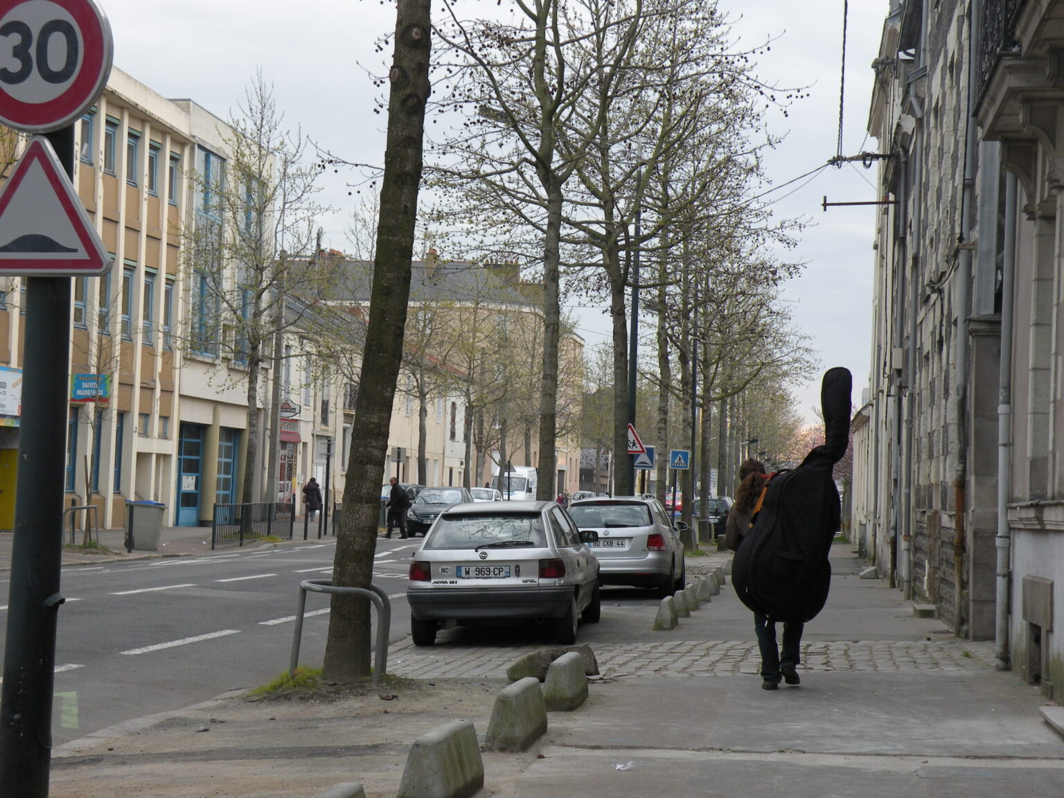 [Où étais-je le... ?] 25 mars 2011, devant une contrebasse tordue